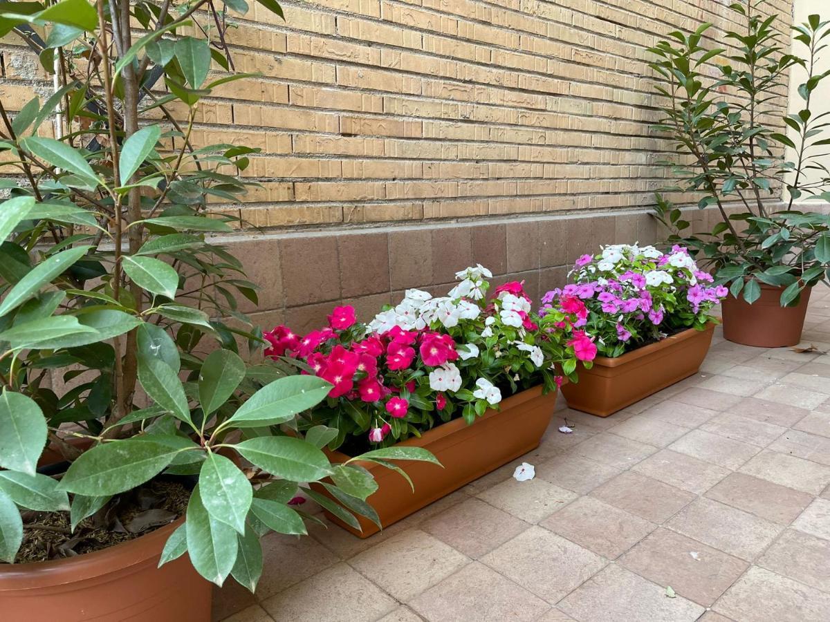 Flowers In Rome Exterior photo
